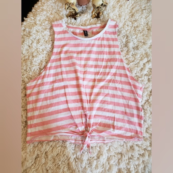 H&M Tops - 🌈 H&M Crop Top